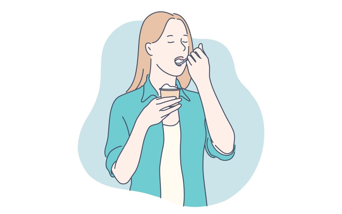 iaurtul poate preveni diabetul de tip 2. femeie care mananca iaurt simplu, fara arome sau zahăr