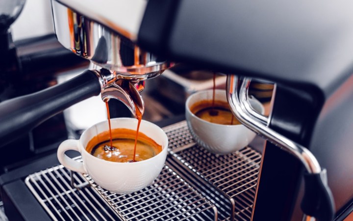 cafea acasă. espressor care prepară cafea