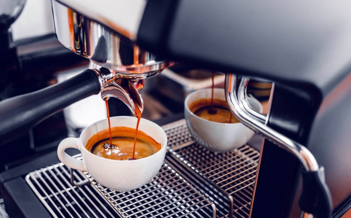 cafea acasă. espressor care prepară cafea