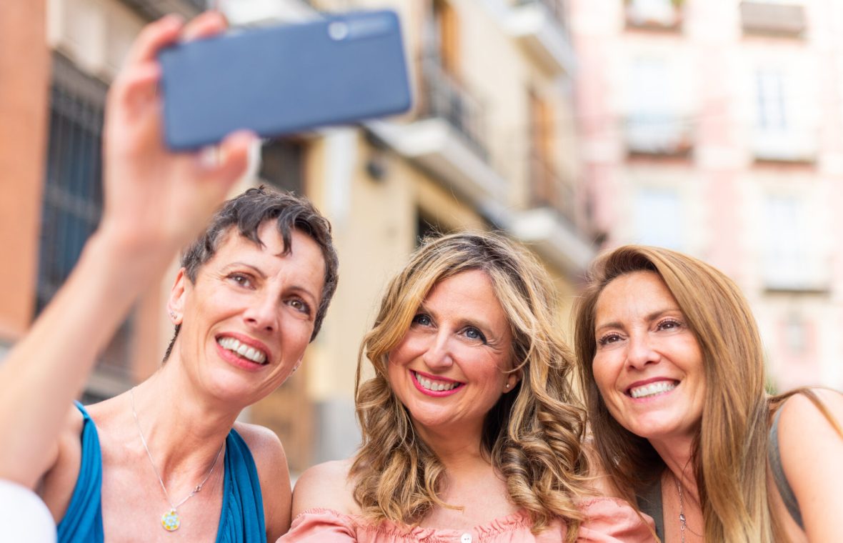prietenie de durată. 3 prietene de vârstă mijlocie își fac selfie în oraș
