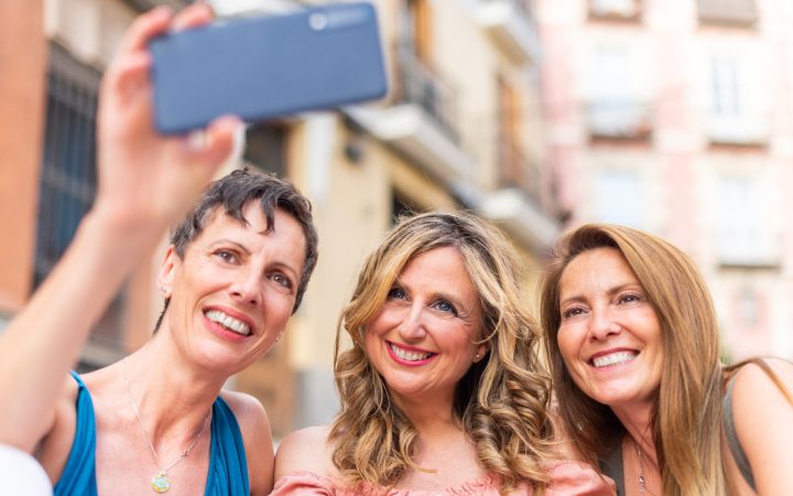 prietenie de durată. 3 prietene de vârstă mijlocie își fac selfie în oraș