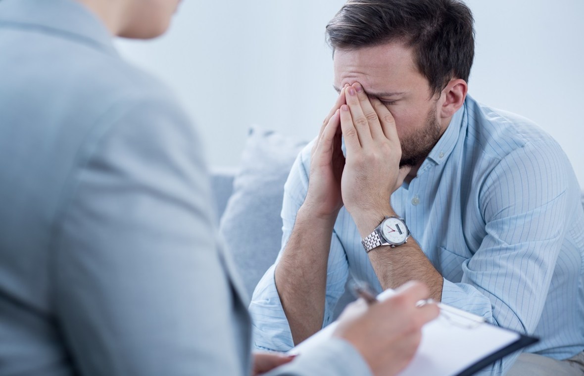 psihoterapia nu funcționează. bărbat plânge la psihoterapie
