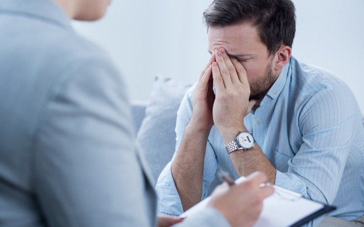 psihoterapia nu funcționează. bărbat plânge la psihoterapie