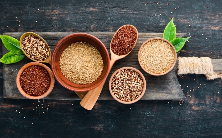 quinoa și amarant. semințe de quinoa albă, roșie, brună și de amarant