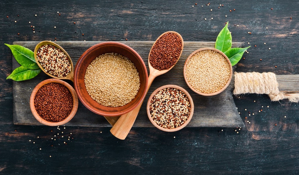 quinoa și amarant. semințe de quinoa albă, roșie, brună și de amarant