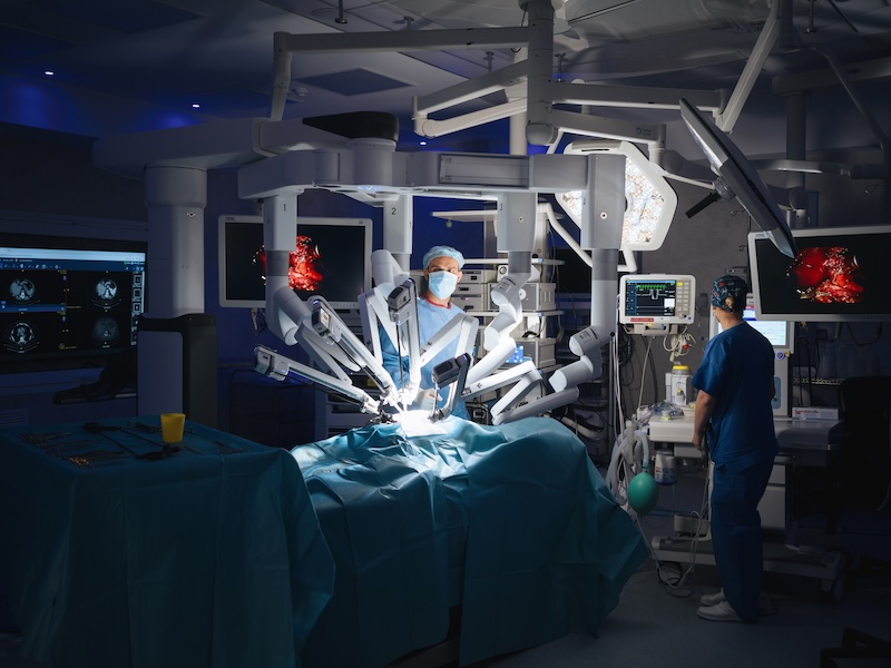 Echipa dr. Andrei Nadu de la Ponderas Academic Hospital, din cadrul rețelei de sănătate Regina Maria, intervenind chirurgical cu ajutorul sistemului robotic daVinci.