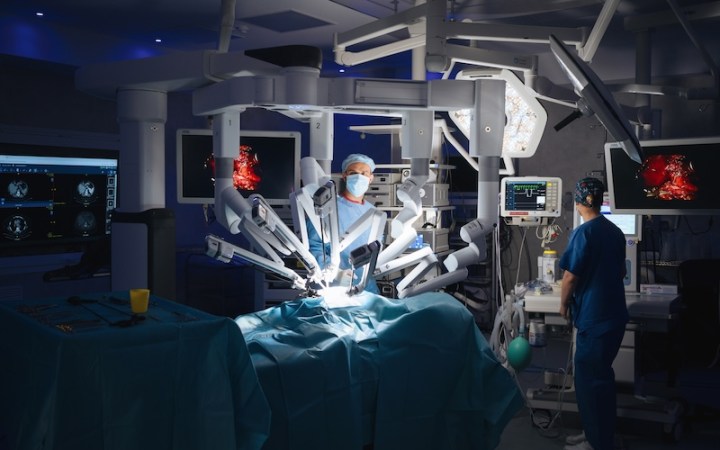 Echipa dr. Andrei Nadu de la Ponderas Academic Hospital, din cadrul rețelei de sănătate Regina Maria, intervenind chirurgical cu ajutorul sistemului robotic daVinci.