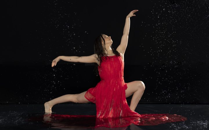 Beatrice Coman dansează și face gimnastică de la vârsta de trei ani. Camera foto a telefonului Huawei Pura 70 pune perfect în evidență grația și emoția pe care le transmite.