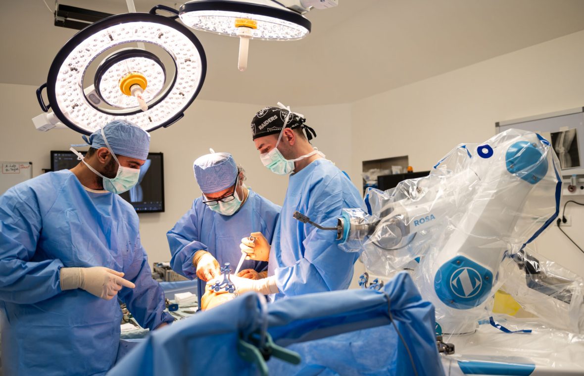 Prof. univ. dr. Radu Prejbeanu, medic primar chirurg ortopedie și traumatologie, coordonatorul Centrului de Excelență în Chirurgia Ortopedică și director medical al Spitalul Premiere, Timișoara în timpul intervenției chirurgicale pentru o endoprotezare pe baza chirurgiei asistate robotic de către sistemul ROSA Knee.