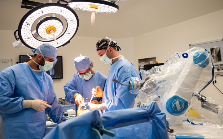 Prof. univ. dr. Radu Prejbeanu, medic primar chirurg ortopedie și traumatologie, coordonatorul Centrului de Excelență în Chirurgia Ortopedică și director medical al Spitalul Premiere, Timișoara în timpul intervenției chirurgicale pentru o endoprotezare pe baza chirurgiei asistate robotic de către sistemul ROSA Knee.