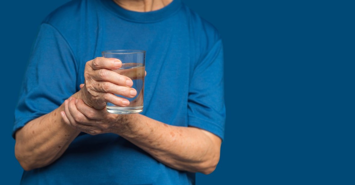 bărbat cu boala Parkinson cu mâna care tremură