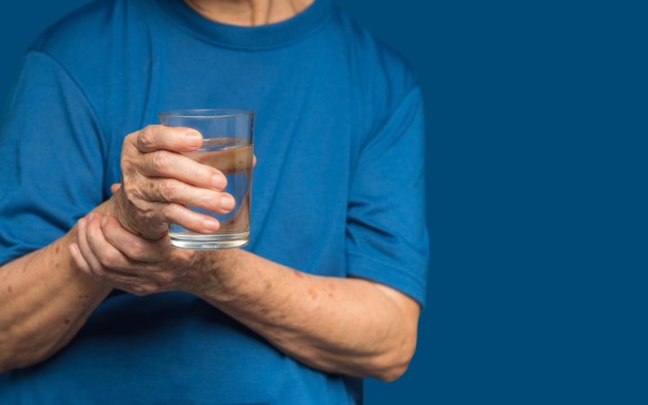 bărbat cu boala Parkinson cu mâna care tremură