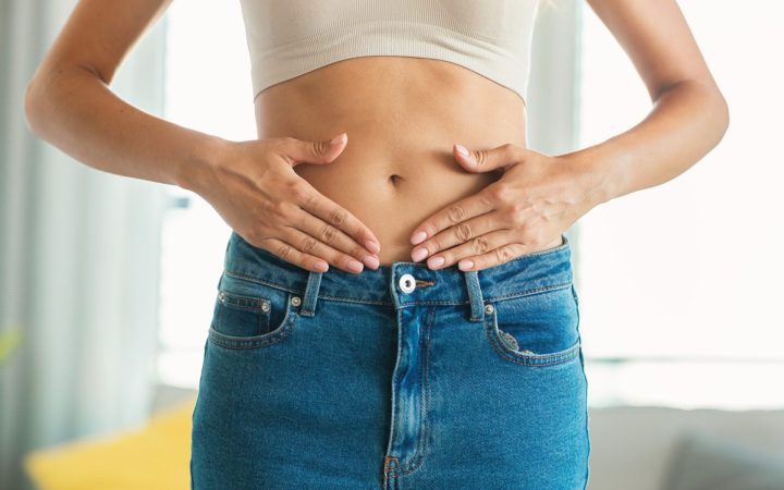 femeie cu abdomen plat