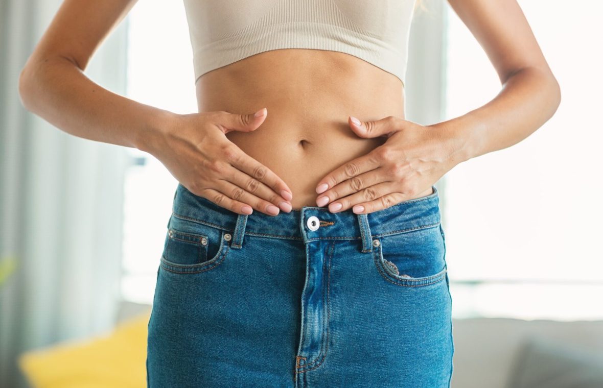 femeie cu abdomen plat