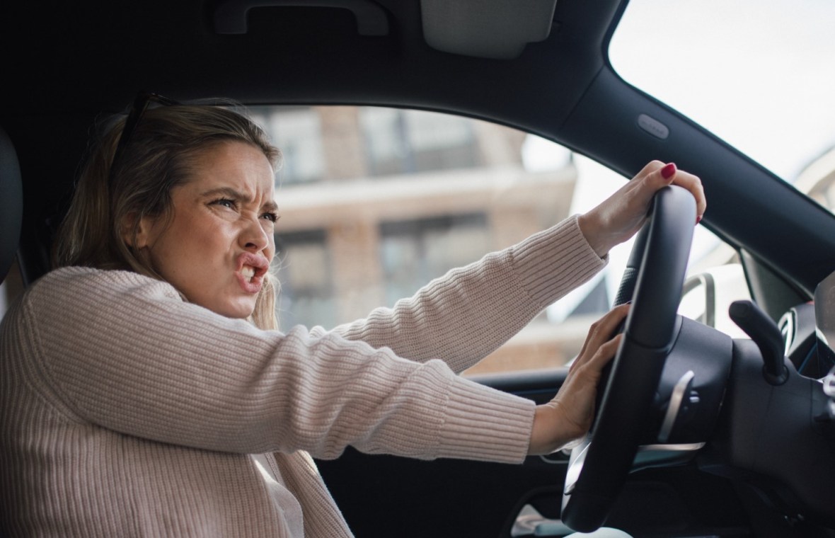 femeie la volan nervoasă în trafic