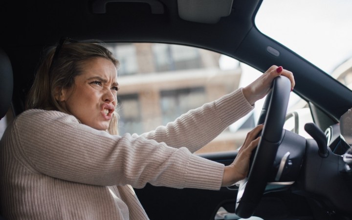 femeie la volan nervoasă în trafic