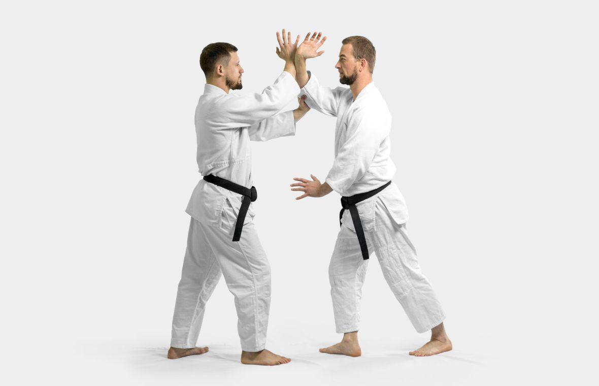 bărbați practicând tehnici de apărare aikido