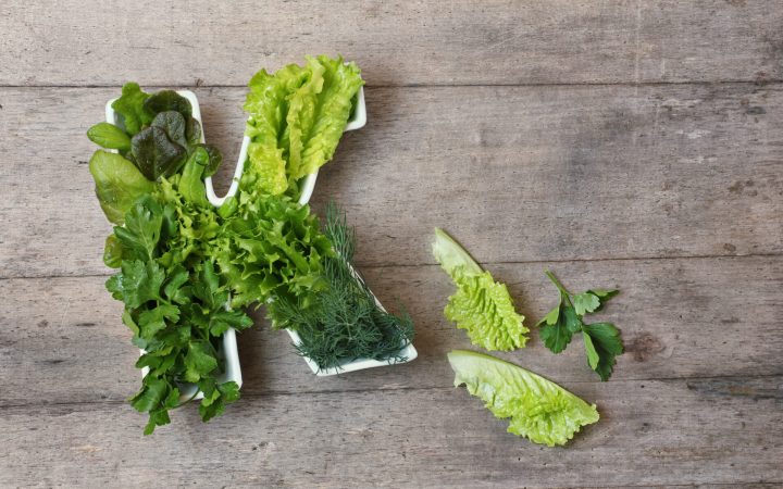 diverse tipuri de salată într-un vas în forma literei K