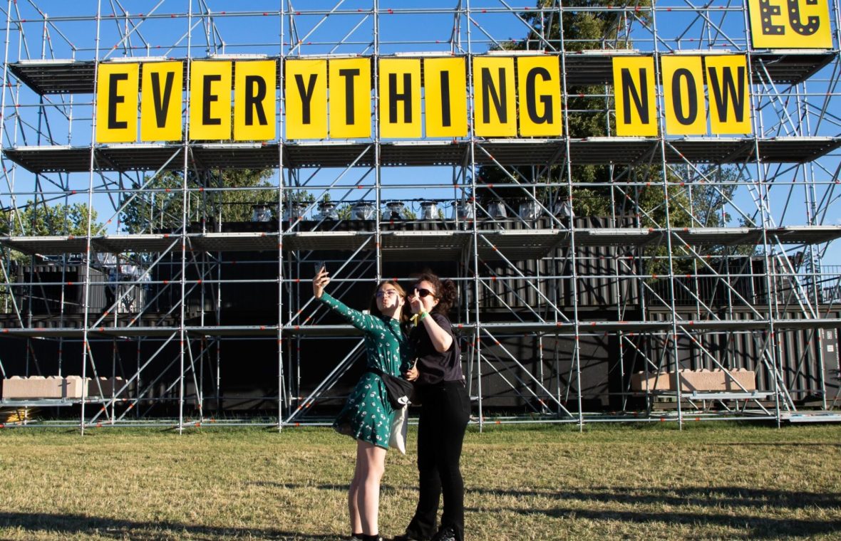 fete tinere la electric castle, își fac selfie în fața unui mesaj: everything now