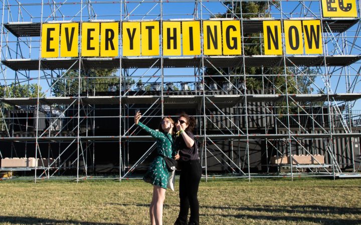 fete tinere la electric castle, își fac selfie în fața unui mesaj: everything now