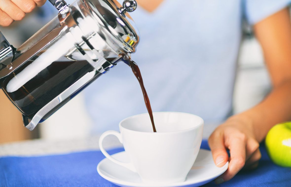 Femeie care toarna cafea in ceasca
