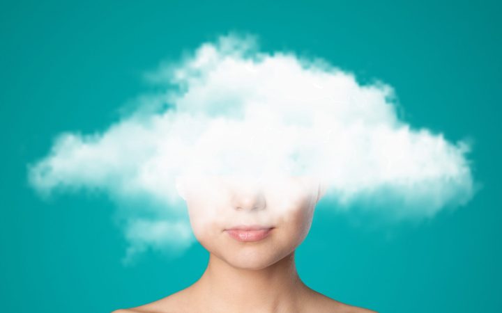 femeie cu nor la cap care ilustrează ceața mentală pe care o resimt femeile la menopauză