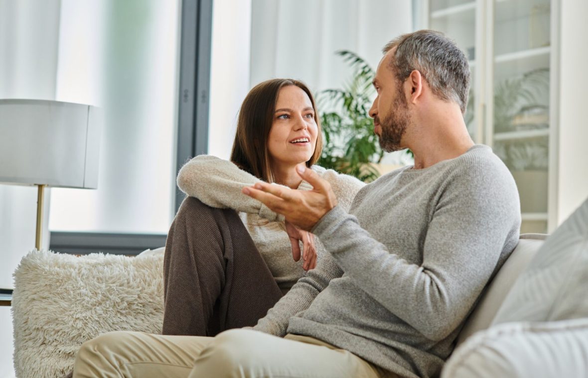 Cuplu care comunică liniștit pe canapea