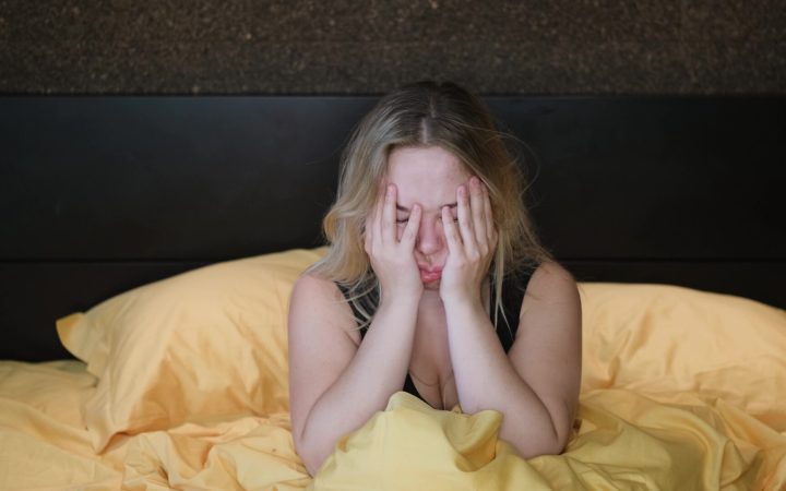 femeie în pat, care s-a trezit prea devreme