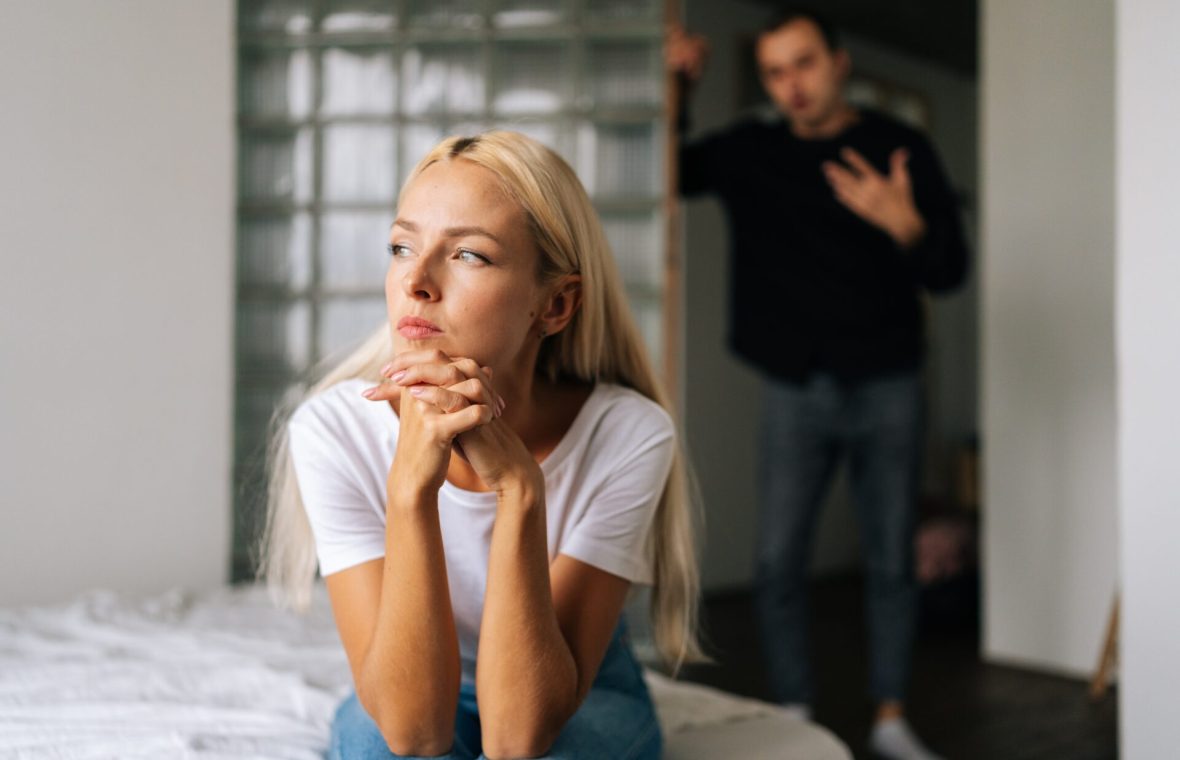 femeie trista stresata cuplu