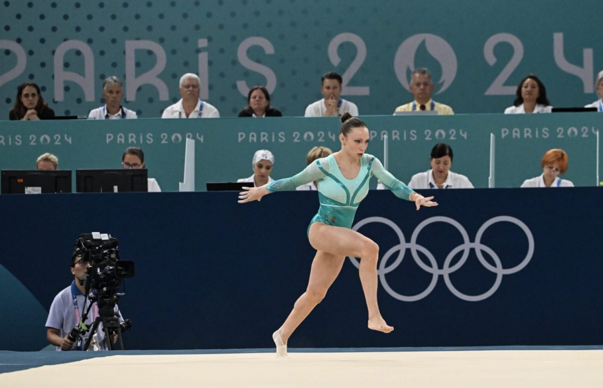 Ana Bărbosu gimnastă, în timpul exercițiului la sol la Jocurile Olimpice de la Paris, 2024
