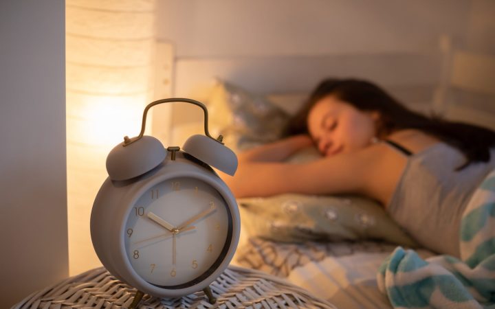 cele mai bune ore de somn: femeie care doarme devreme seara