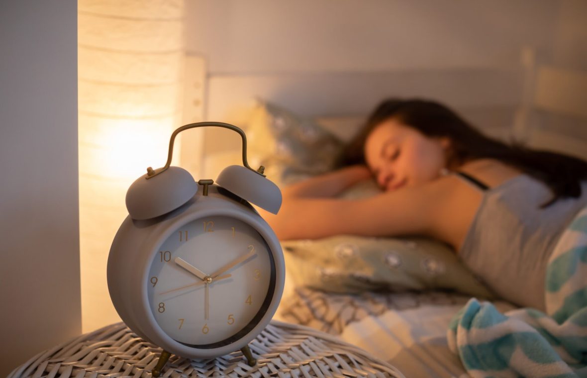 cele mai bune ore de somn: femeie care doarme devreme seara