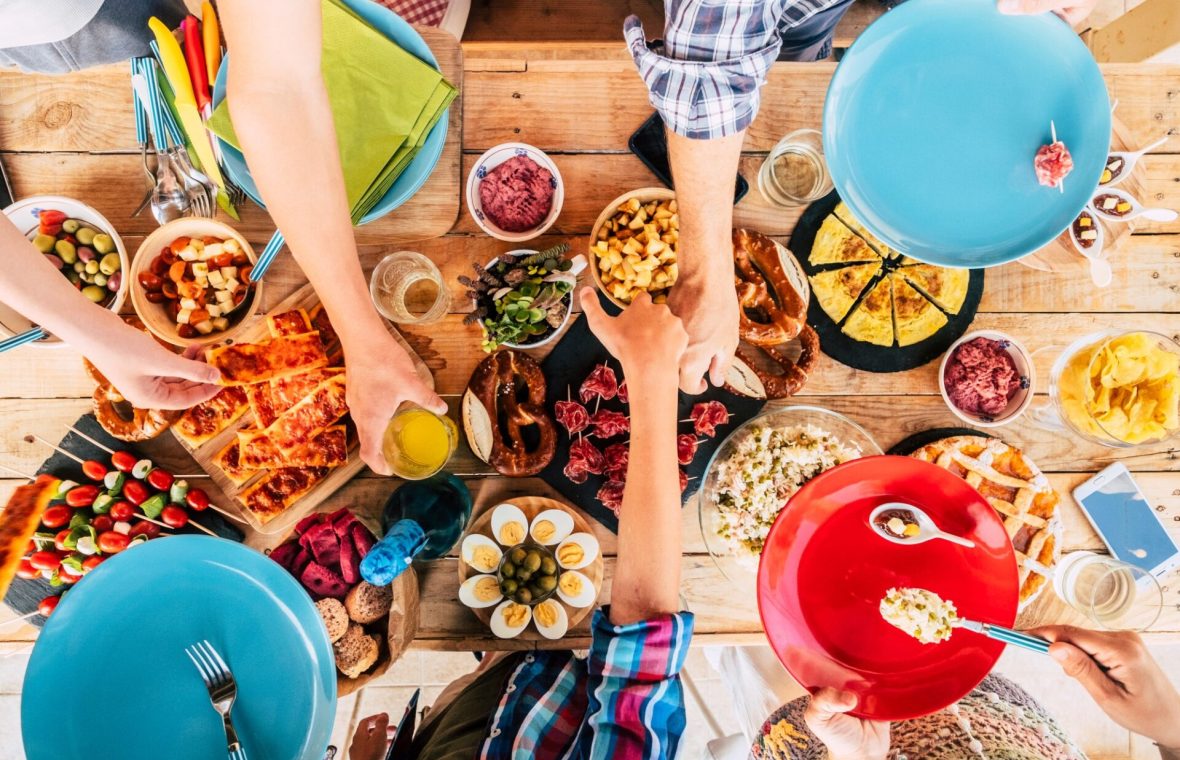 masa în familie, cină cu toate grupele alimentare, culoare în farfurie