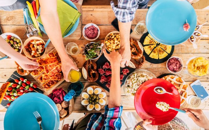 masa în familie, cină cu toate grupele alimentare, culoare în farfurie