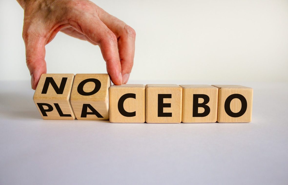 piese de scrabble care alcatuiesc cuvintele placebo și nocebo