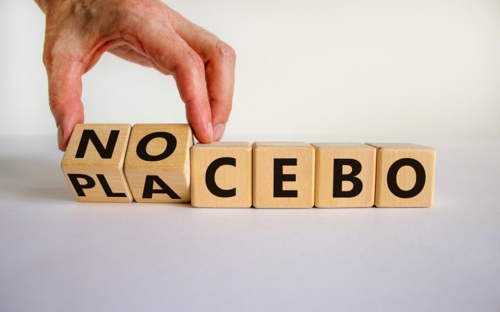 piese de scrabble care alcatuiesc cuvintele placebo și nocebo