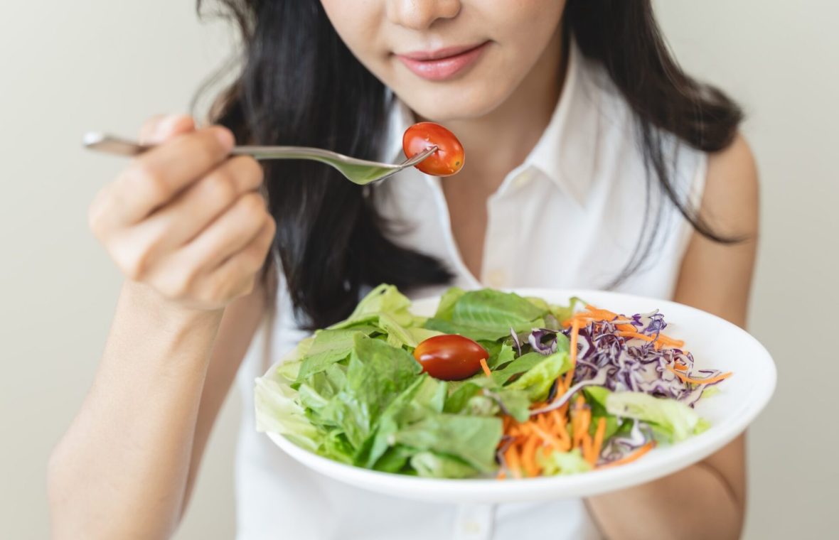 femeie mananca o salata de legume in dieta disociata 111