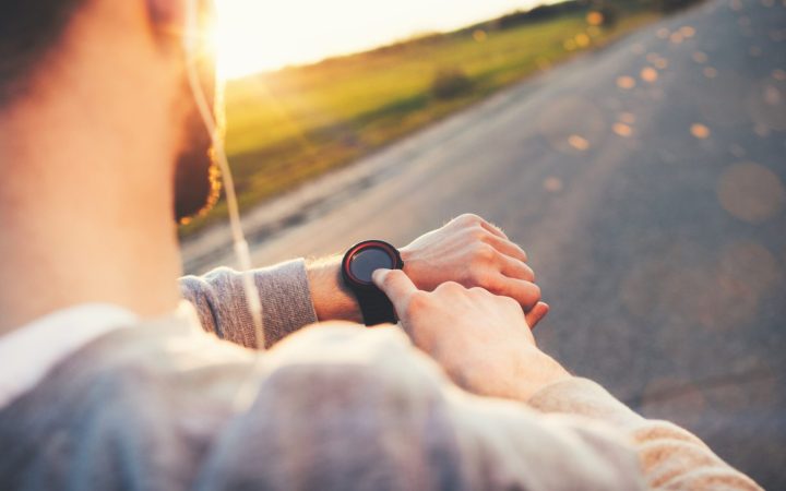 bărbat își setează ceasul pentru alergare