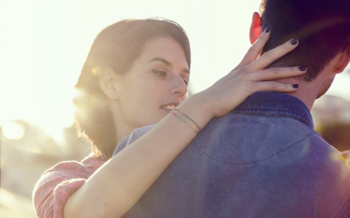 cuplu în care femeia îl strânge în brațe pe bărbat, bărbatul se îndepărtează - diferența între a avea nevoie de cineva și a iubi cu adevărat