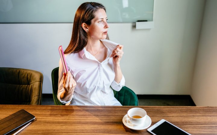 femeie de vârstă mijlocie cu bufeuri la menopauză
