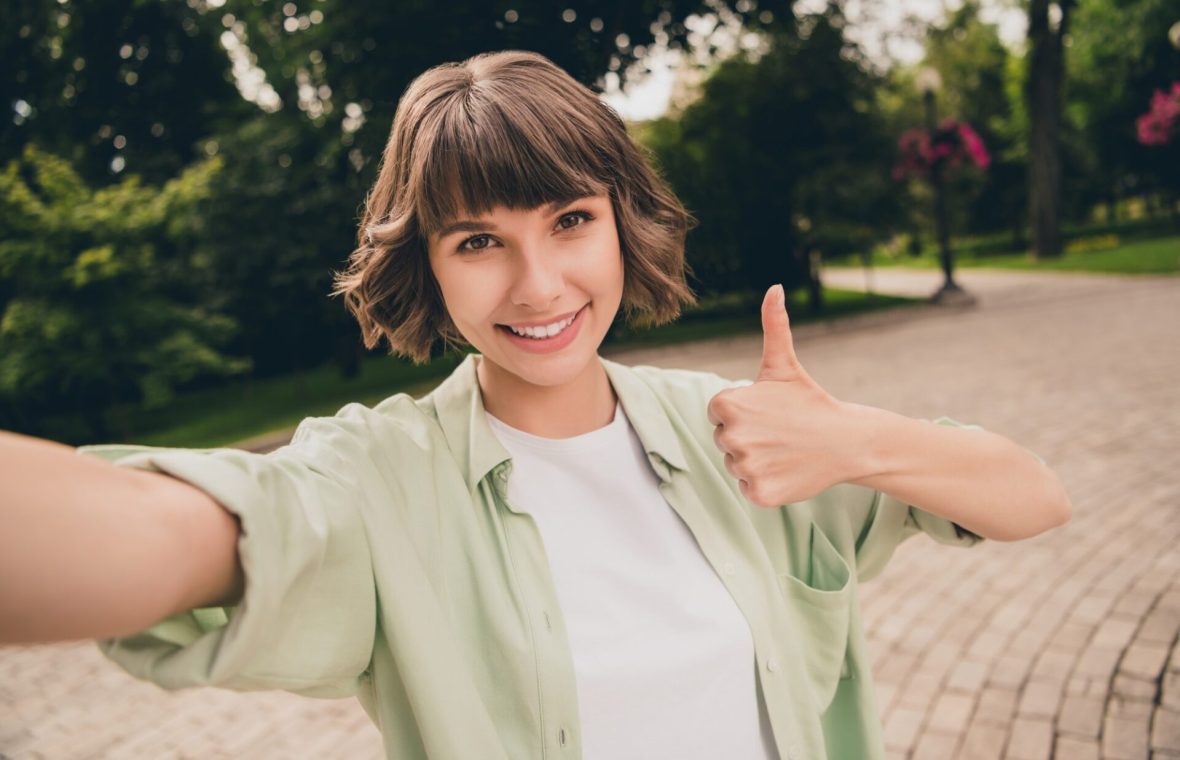 femeie fericită își face selfie și arată semnul ok