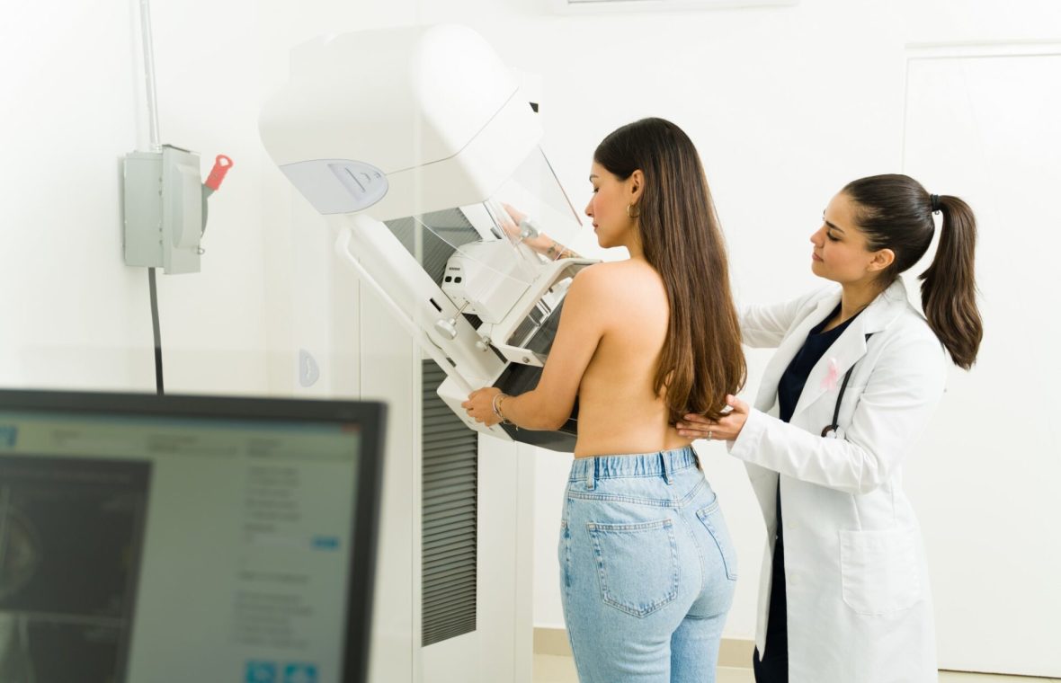 screening pentru cancer de sân - femeie la mamografie