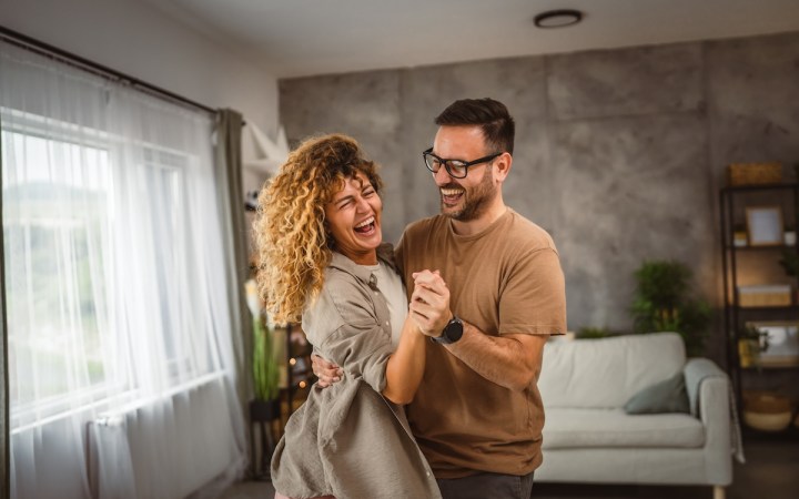 cuplu care dansează fericit