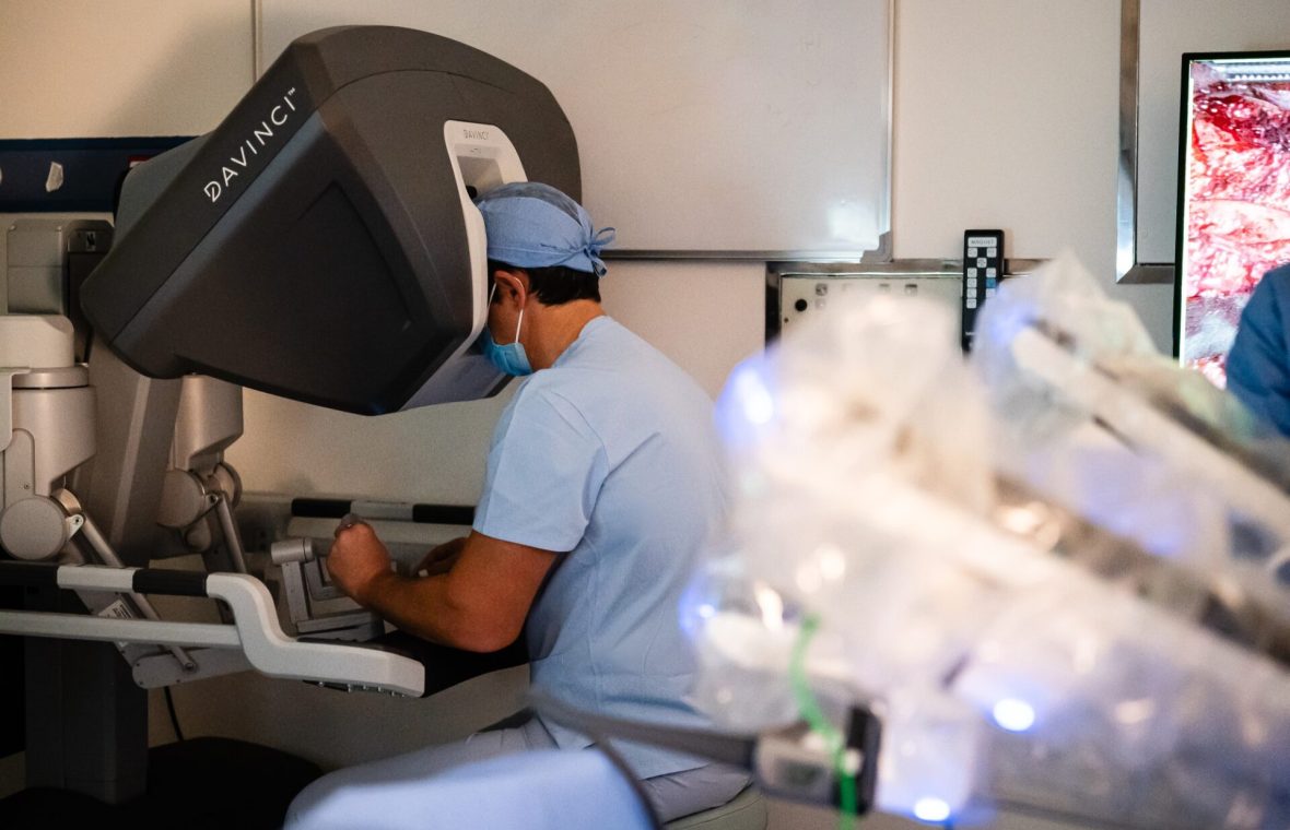 Dr. Voicu Simedrea, la consola robotului da Vinci, în timpul unei operații pentru endometrioză