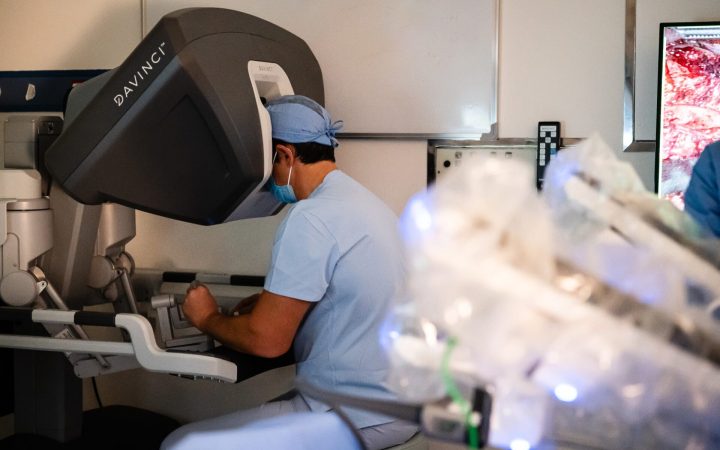 Dr. Voicu Simedrea, la consola robotului da Vinci, în timpul unei operații pentru endometrioză