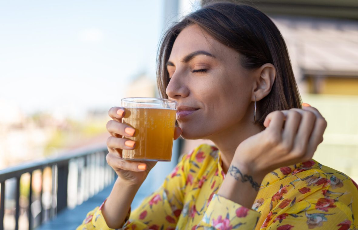 Femeie bea kombucha