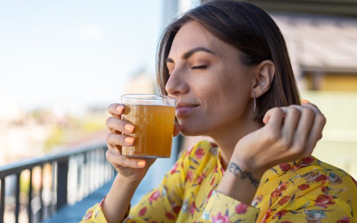 Femeie bea kombucha