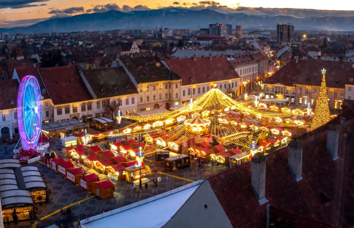 Vedere de sus a Pieței din Sibiu decorată de Crăciun