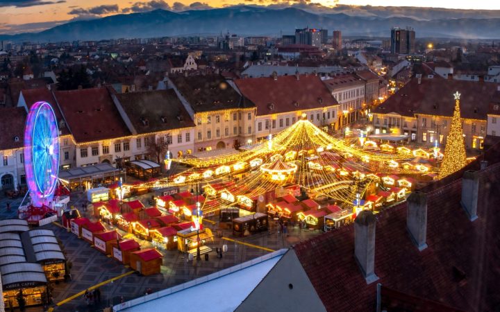Vedere de sus a Pieței din Sibiu decorată de Crăciun