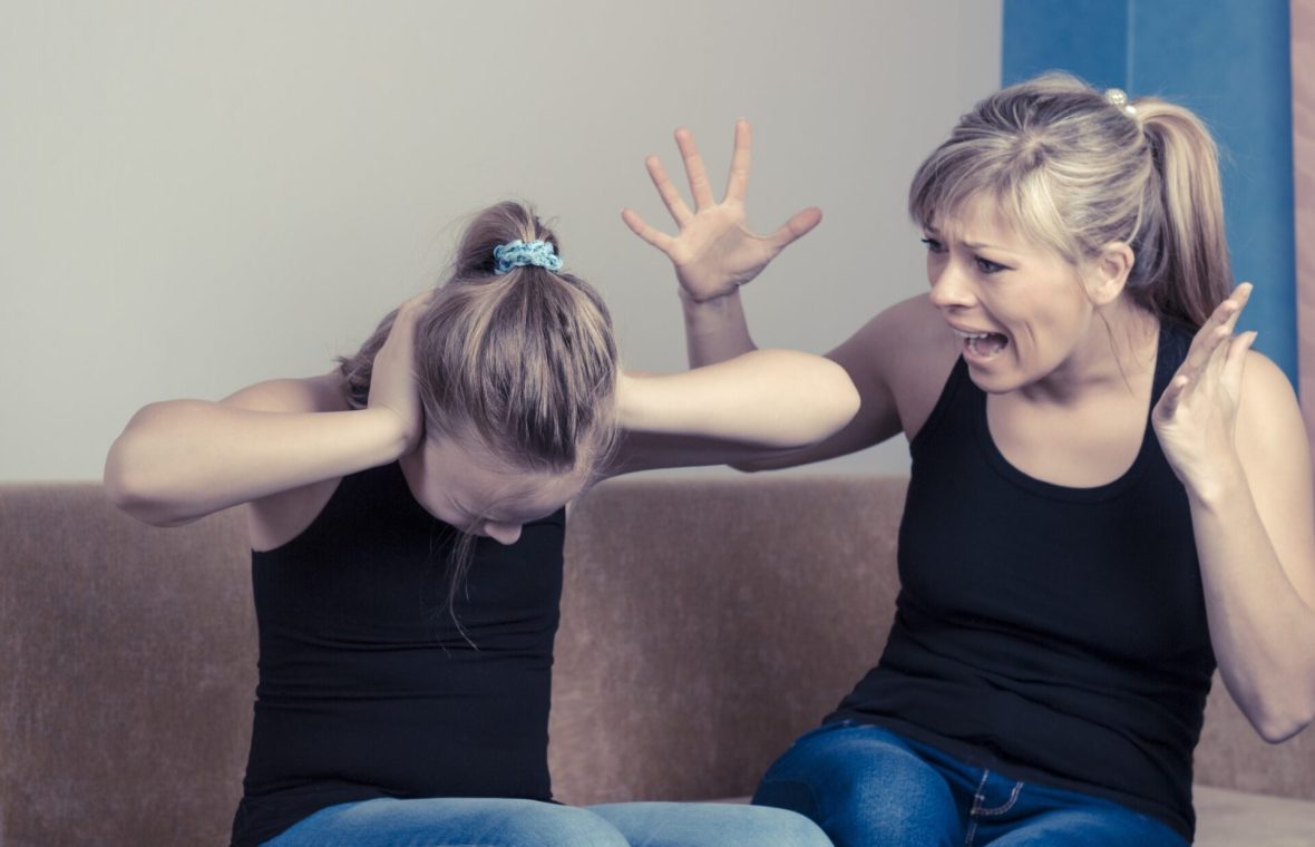 mama țipa la fiica ei care-și acoperă urechile